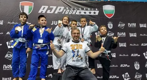 „Хелиос“ с четири титли и още два медала на джу-джицу в Бургас „Хелиос“ с четири титли и още два медала на джу-джицу в Бургас