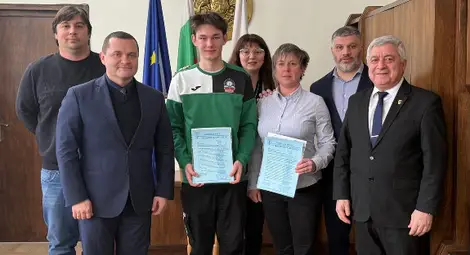 Кметът на Русе Пенчо Милков отличи европейския шампион по стрелба с въздушен пистолет Дамян Илиев