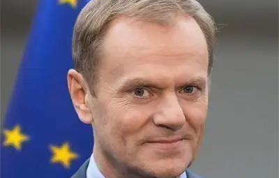 С тялото си Доналд Туск спасил преговорите с Гърция, препречил пътя на Меркел и Ципрас С тялото си Доналд Туск спасил преговорите с Гърция, препречил пътя на Меркел и Ципрас