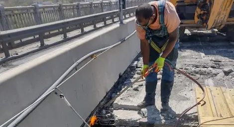 Демонтирани са 13 стари и са монтирани 11 нови стоманобетонни панела на Дунав мост при Русе