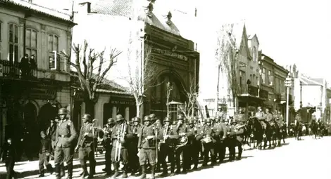 Марш на германски военен оркестър и пехота по ул. &bdquo;Александровска&ldquo;, до бирарията на днешния ресторант &bdquo;Потсдам&ldquo;.