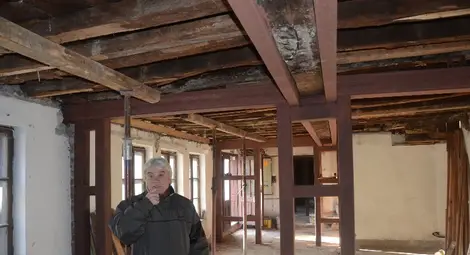 Укрепиха с метални релси къщата с тревненските тавани в Задругата