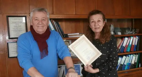 Директорката на НУИ връчи свидетелството за дарение на представителя на &bdquo;Детство мое&ldquo; в Русе Лъчезар Каймаканов.         Снимка: Авторът