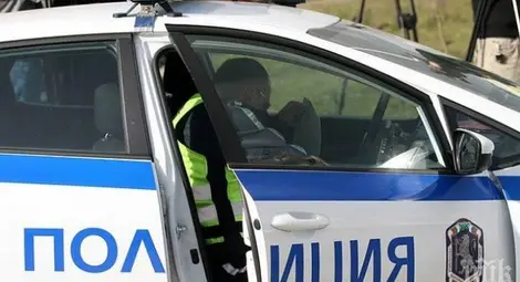 Моторист без книжка блъсна полицай