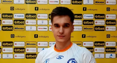 Симеон заслужи специалната статуетка за номер 1 на мача. Симеон заслужи специалната статуетка за номер 1 на мача.