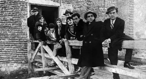 Артисти ОТ &bdquo;Софийски театър&ldquo; пред читалищния салон в Свиленград, сезон 1927/28. На снимката отляво на дясно: слежащ в театъра, Васил Гендов, Найден Траянов, Вяра Траянова, Матей Тодоров, Салли Тодорова, Фани Тачева, Ст. Тачев, Жана Гендова, Герчо Даскалов, Благой Иванов, Йордан Аврамов. (Архив на Народен театър &bdquo;Иван Вазов&ldquo;)