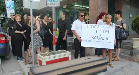 Пациенти с ревматични заболявания подариха ковчег и пирони на НЗОК