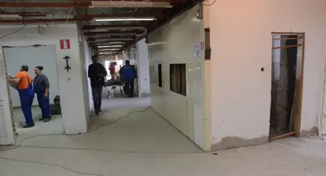 Усилен ремонт на отделенията на седмия етаж тече в момента за прехвърляне на Детско отделение. 							              Снимка: Красимир СТОЯНОВ