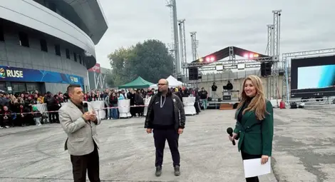 „MASKA“ и „RUSE LIGHT & RHYTHM FEST“ събраха в Русе български и румънски почитатели на автомобилите, музиката и визуалните изкуства „MASKA“ и „RUSE LIGHT & RHYTHM FEST“ събраха в Русе български и румънски почитатели на автомобилите, музиката и визуалните изкуства