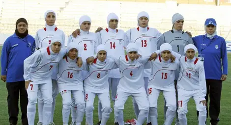 Мъже се състезават в женския национален отбор на Иран по футбол