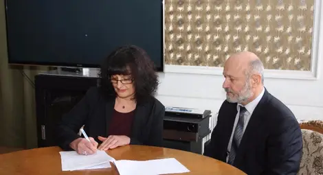 Директорът на гимназията Митко Кунчев и уредничката в музея Ренета Рошкева подписват договора.       Снимка: Бисер ТОДОРОВ