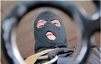 Храбра продавачка изгони грабител от селска бакалия, той я поряза с нож Храбра продавачка изгони грабител от селска бакалия, той я поряза с нож