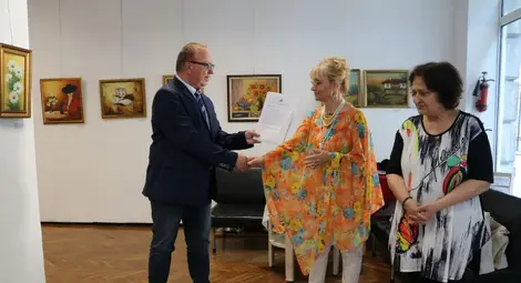 Близо 80 картини на Галина Неделчева и Цветанка Велкова могат да бъдат разгледани в залата на „Борисова“ 6 Близо 80 картини на Галина Неделчева и Цветанка Велкова могат да бъдат разгледани в залата на „Борисова“ 6