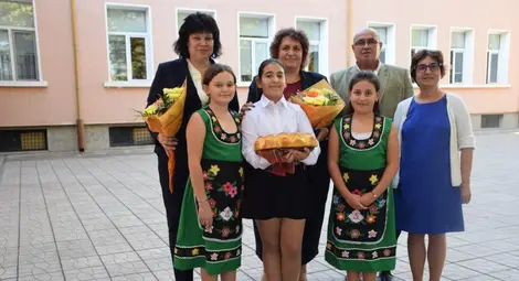 Драгомир Драганов и Таня Михайлова се запознаха с напредъка  по изграждането на физкултурния салон в Сливо поле