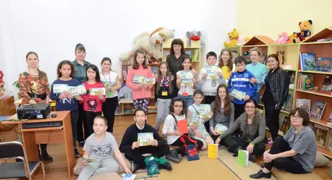 В Андерсеновата нощ приказни герои забавляваха децата в библиотеката