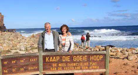 Д-р Марияна Георгиева и проф. Георги Георгиев на Нос &bdquo;Добра надежда&ldquo; &ndash; най-югозападната точка на континента Африка по време на Международната конференция ICEAA, Кейптаун, ЮАР, 2012.