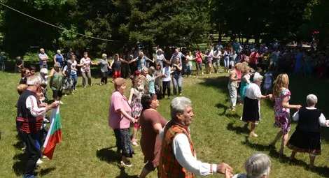 Любители на фолклора извиха хоро на &bdquo;Златната гъдулка&ldquo;