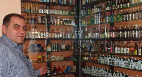 Трезвеник пази колекция от хиляди минибутилки с алкохол /галерия/