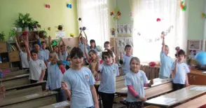 Второкласници майсториха птици  от прежда, гвоздейчета и корк