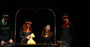 Кукленици учат публиката  да не изоставя мечтите си