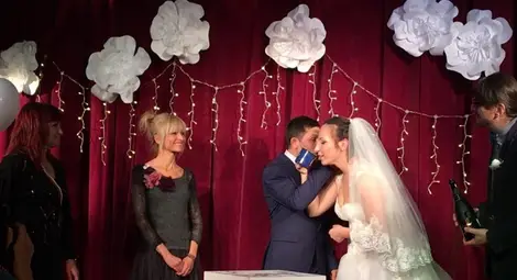 Щура сватба на сцената вдигнаха Деница Дончева и Мартин Маринов Щура сватба на сцената вдигнаха Деница Дончева и Мартин Маринов