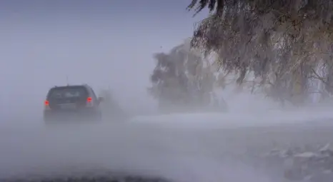 Силен вятър затвори пасарелката на гарата Силен вятър затвори пасарелката на гарата