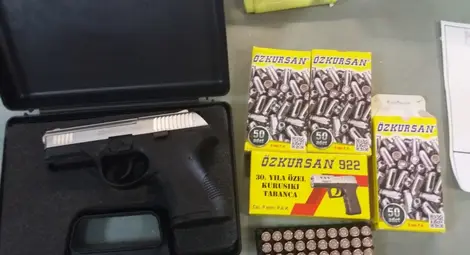 Газов пистолет и 200 патрона открити в сак на румънец