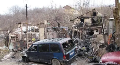 От вилата и автомобилите са останали само ламарини и недоизгорели боклуци.                                         Снимка: Русе Медиа