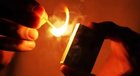 Неуспял подпалвач на съседски имот лекува люти рани по празниците