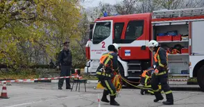 Пожарникари показаха как се режат катастрофирали коли