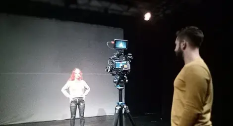 Гимназисти трупат опит и увереност пред камера и на театрална сцена Гимназисти трупат опит и увереност пред камера и на театрална сцена