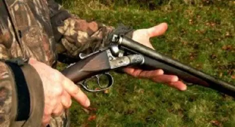 Двама бракониери тръгнали за дивеч в гората с незаконна пушка