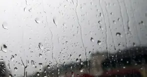 Пороен дъжд едва не завлече кола в езерото в лесопарка