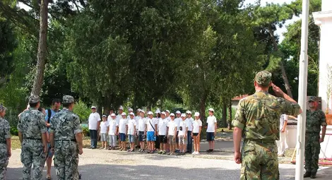 Деца разпънаха офицерски и войнишки  палатки в двора на Военния клуб в Русе