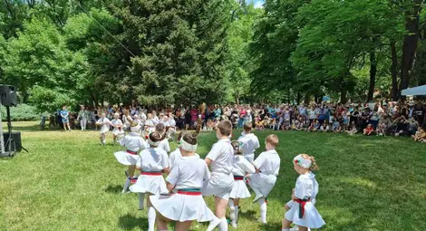 Трето поколение участник в кошовския Джамал игра на „Златната гъдулка“ Трето поколение участник в кошовския Джамал игра на „Златната гъдулка“