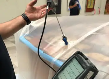 В Галерията почистват картини и статуи от паразити в балон