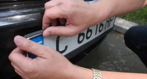 КЗК спря поръчката за регистрационни табели