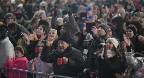 Хиляди посрещнаха  Нова година в Русе с песните на Графа и традиционното Дунавско хоро