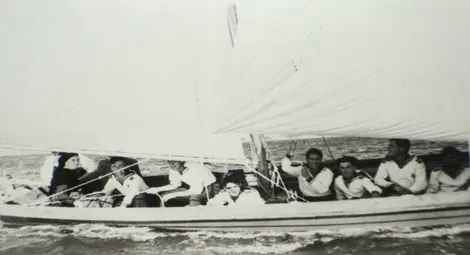 Елена Вапцарова сред курсанти от Морско училище &ndash; на ветроходство с гребно-ветроходна лодка ЯЛ-10, Септември 1953 (Инв. № 68039)