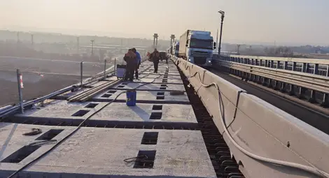 Монтира се предпазна мрежа на Дунав мост при Русе между пътната и железопътната част на съоръжението