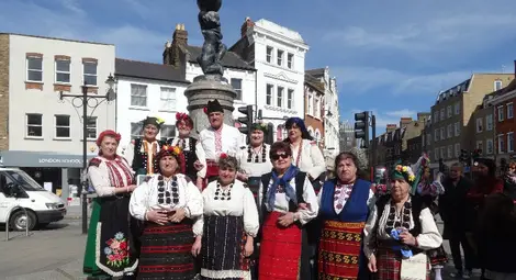 Чилновските баби умилиха имигранти в сърцето на белокаменния Лондон