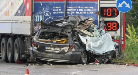 Висока скорост и мокър път погубиха абитуриентка и рожденик