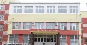 Слухове за партиен натиск в най-голямото русенско училище