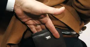 Смел мъж задържа крадец на портмоне на улицата