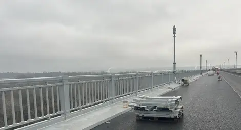 Монтирани са парапетът и стълбовете за осветление в ремонтирания участък от Дунав мост при Русе