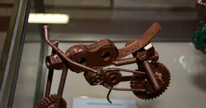 Стари авточасти оживяха като приказни скулптури