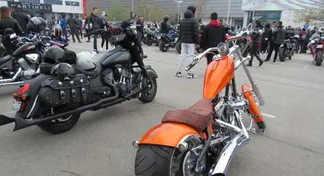 Двата най-обсъждани мотора, паркирани един до друг. 					Снимка: Русе Медиа