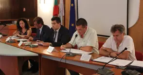 Коледа идва през септември за  прасетата в селските дворове