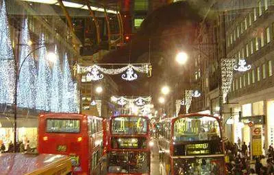 Криза ли?! Англичаните харчат по 560 000 паунда на минута за коледни подаръци