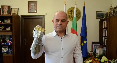Рицарска ръкавица и мажоретки за рождения ден на кмета Стоилов